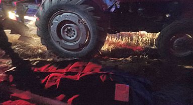 Pulluğun kırdığı pimi takmak isterken hareket eden traktörünün altında kalıp öldü