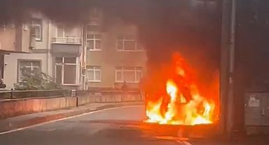 Rize'de park halindeki otomobil alev alev yandı; o anlar kamerada