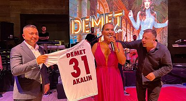 Şarkıcı Ferah Zeydan sahneden düştü