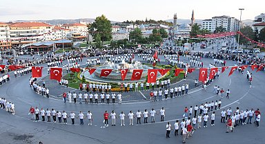 Sivas'ta 1058 kişi aynı anda 'halay' çekti