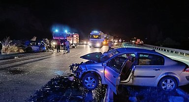 Sivas'ta iki otomobil çarpıştı: 1 ölü, 2 yaralı