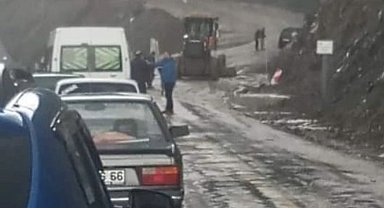 Sivas'ta sağanak sonrası toprak kayması