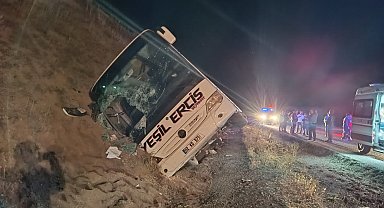 Sivas'ta yolcu otobüsü devrildi: 24 yaralı
