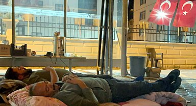 SMS ile işten çıkarılan 204 işçiden belediye önünde 24 saat nöbet