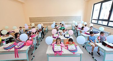 Sultangazi'de 15 bin öğrenciye çanta ve kırtasiye seti dağıtıldı