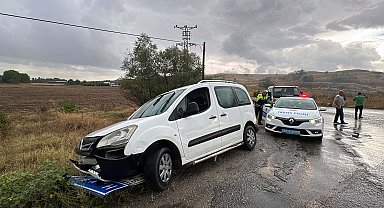 Sürücüsünün kaçarken kaza yaptığı araçta 3 göçmen yakalandı