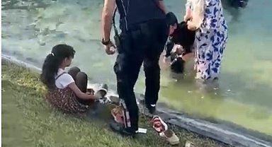 Süs havuzunda boğulma tehlikesi geçiren çocukları, polis ekipleri fark ederek kurtardı