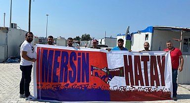 Taraftarlar, Hatay'da öğrencilere kırtasiye yardımı dağıttı