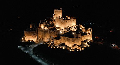 Tarihi Hoşap Kalesi ışıklandırıldı