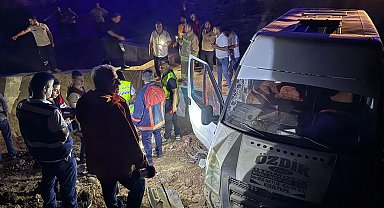 Tarım işçilerini taşıyan minibüs sulama kanalına uçtu: 21 yaralı