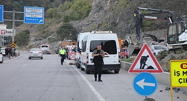 Taş ocağındaki patlatmada taşlar yola saçıldı; 4 yaralı