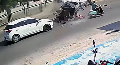 Ters şeride girip, hafif ticari araçla çarpışan motosikletin sürücüsü öldü