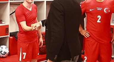 TFF Başkanı Hacıosmanoğlu, A Millileri soyunma odasında tebrik etti