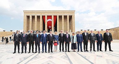 TFF Başkanı Hacıosmanoğlu ve Yönetim Kurulu Üyeleri, Anıtkabir'i ziyaret etti