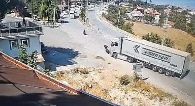 TIR'ın motosiklete çarpışması kamerada