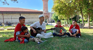 TOKAT - Sanatçı Murat Evgin, sokaklarda Türk bayrağı açıp 'Şehit' türküsünü söyleyen çocuklara buluştu