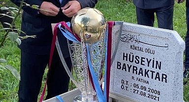 Trabzonspor'dan kansere yenilen küçük taraftarın kabrine şampiyonluk kupalı ziyaret