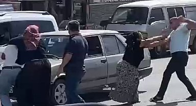 Trafikteki sopalı kavgaya kadınlar da karıştı; o anlar kamerada