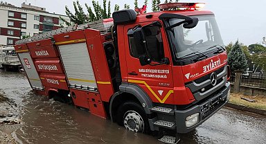 Turgutlu'da sağanak; cadde ve sokaklar suyla doldu, araçlar yolda kaldı
