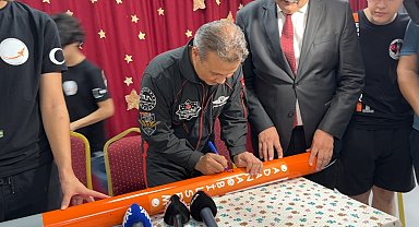 Türkiye'nin ilk astronotu Gezeravcı, ilk ders gününde öğrencilerle buluştu