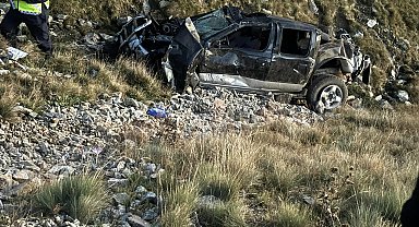 Uçuruma yuvarlanan kamyonetin sürücüsü öldü, eşi yaralı