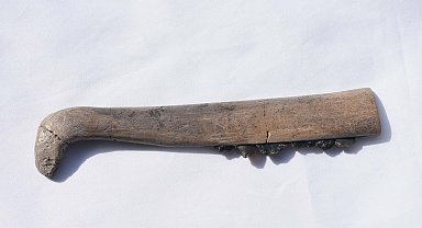 Ulucak Höyüğü'nde sapı kemikten, ucu çakmak taşından 7 bin 800 yıllık 'orak' bulundu