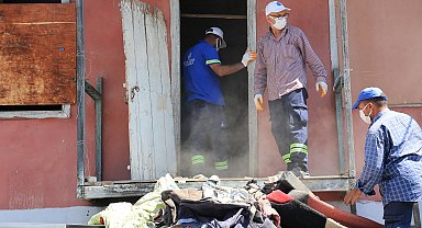Uyuşturucu bağımlılarının mesken tuttuğu 'çöp ev' temizlendi