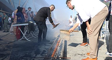 Van'da 'Gurme ve gastronomi' fuarı; 65 metre uzunluğundaki kebap davetlilere ikram edildi