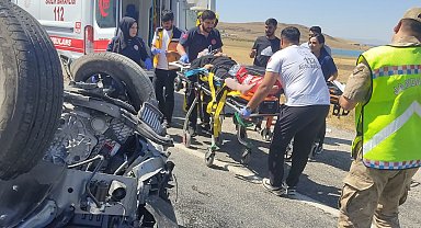 Van'da otomobiller çarpıştı: 2 ölü, 4 yaralı
