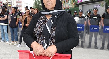 Van'daki evlat eylemine katılan anne: PKK bir oğlumu kaçırdı, birini infaz etti