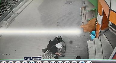 Yanına yaklaşan bisikletlinin silahlı saldırısında yaralandı; o anlar kamerada