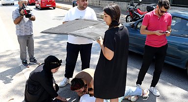 Yaralı motosikletliyi sağlık ekibi gelene kadar bagaj halısıyla güneşten korudular