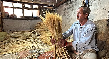 Yarım asırlık süpürge ustası, teknolojiye yenik düşen mesleğini yaşatmaya çalışıyor