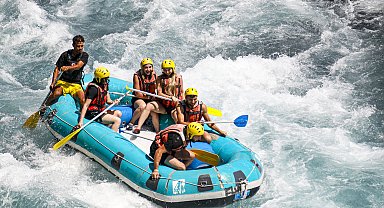 Yılda 1,5 milyon yabancı turistin yaptığı raftinge yerliler ilgisiz