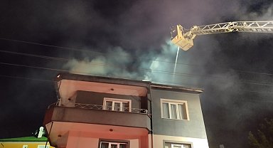 Yıldırımı isabet eden binanın çatısı yandı