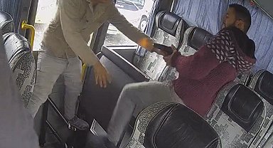 Yolcuların bulunduğu minibüste husumetlisini vurup, düştüğü yerde darbetti
