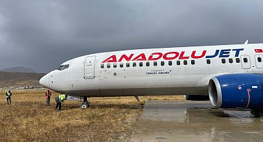 Yüksekova'da yolcu uçağı pistten çıktı