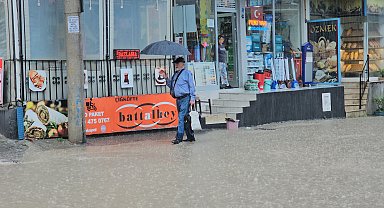 Zonguldak'ta sağanak etkili oldu; gazilere şemsiye tutuldu