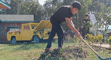 133 yıldır kapanmayan tek okul; öğrenciler şehir merkezinde ürün yetiştirip, kazanç sağlıyor