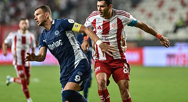 20 yıl önce diz kapağından vurulunca futbola ara vermişti; 400'üncü Süper Lig maçına çıktı