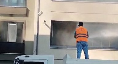 3 katlı binadaki yangına, belediye işçileri de müdahale etti