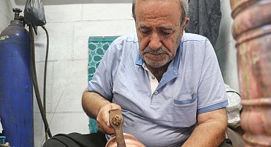 3 metrekarelik dükkanında 70 yıldır bakır işliyor