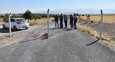'Arsa benim' dedi, köy yolunu kapattı