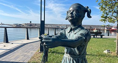 'Atatürk'e çiçek veren kız' heykelinin çiçekleri kırılmış