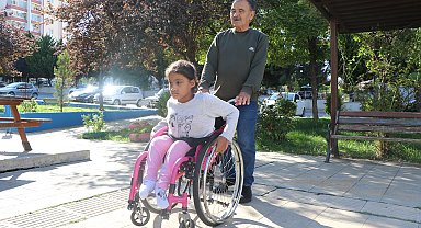 'Spina Bifida' hastası Nafiya, ameliyat olup dik durmak istiyor