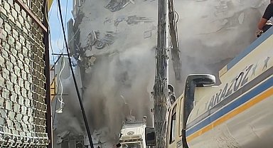 5 katlı ağır hasarlı binanın kontrollü yıkımı kamerada