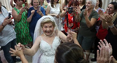 83 yaşında gelinlik giyip, damatsız düğünde çiftetelli oynadı