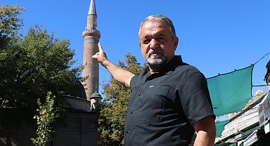 900 yıllık caminin depremde yıkılan minaresindeki kitabede yazanlar okunamıyor