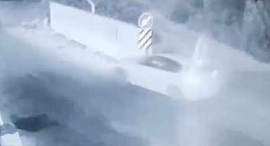 Adana'da beton bariyere çarpan otomobilin sürücüsü öldü; kaza kamerada