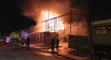 Adana'da mobilya imalathanesinde yangın